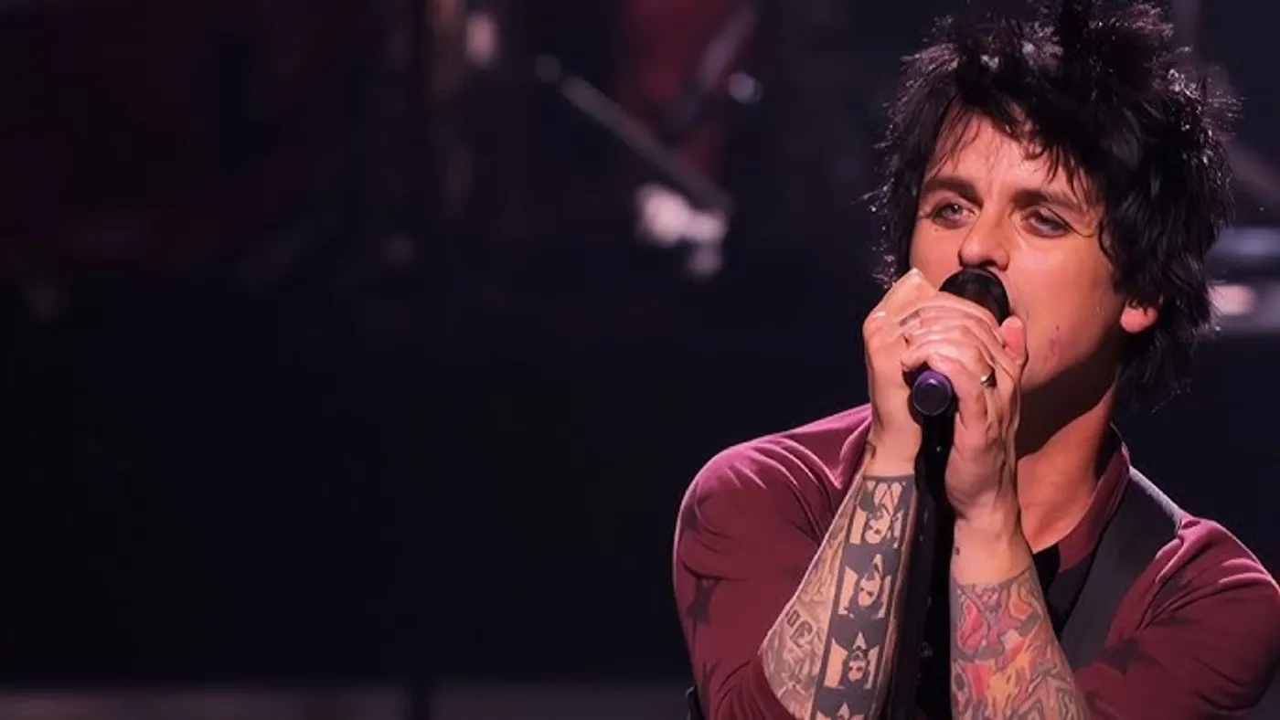 15+ Live Performances That Went Completely Off the Rails - Go Social